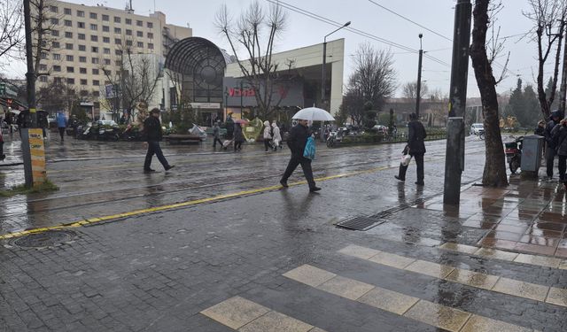 Meteoroloji uyarmıştı: Eskişehir'e sağanak yağış geri döndü!