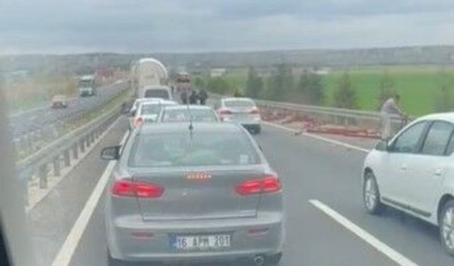 Eskişehir'de tırdan yola saçılanlar kazaya yol açtı!