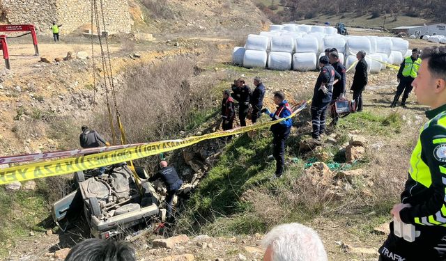 Kütahya'da ölümlü kaza: Çukura uçtular!