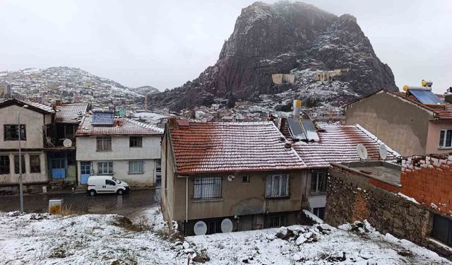 Afyon'da bayramın ikinci günü kar yağışı!