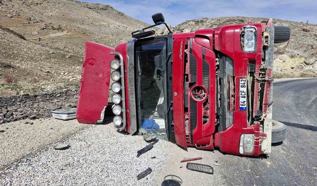 Afyon'da kömür yüklü tır devrildi!