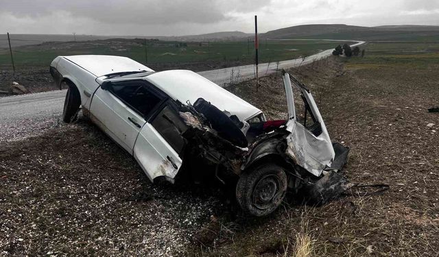 Afyon'daki kazada araç iki bölündü: Mucizevi kurtuluş!