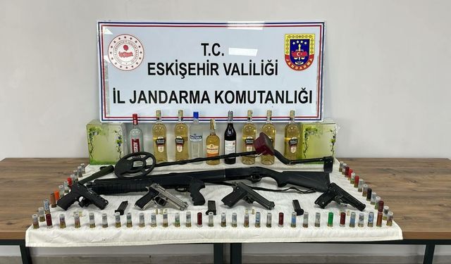 Eskişehir'de ekiplerden eve baskın: Kaçak ürünler yakalandı!
