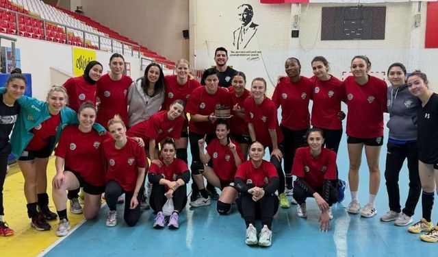 Başarılı hentbolcuya doğum günü sürprizi