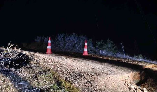 Bozüyük’te yoğun yağış sonrası köy yolu çöktü!