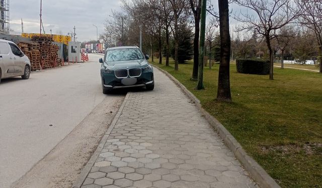 Eskişehir’de kaldırımlar araç parkına döndü!