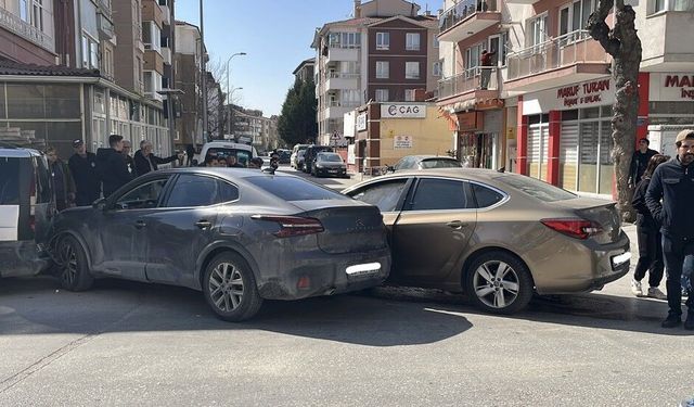 Eskişehir'de sokak arasında zincirleme kaza!