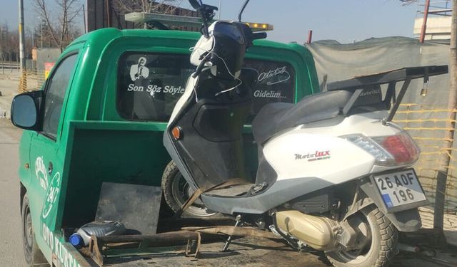 Eskişehir'de kaza: Motosikletli kurye otomobile çarptı