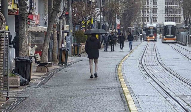 Eskişehir’de sağanak yağışa yakalananlar şemsiyelere sarıldı