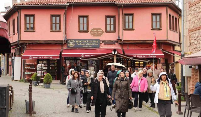 Eskişehir’de yağışa rağmen cadde ve sokaklar doldu