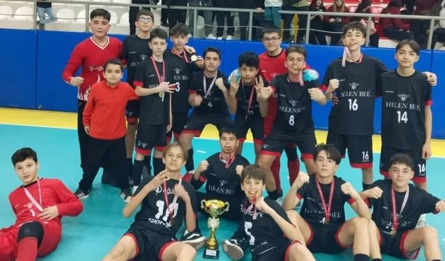 Geriden gelip kupayı kaldırdılar