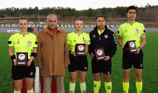 Hakemlere plaketler verildi