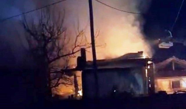 Hisarcık'ta çıkan yangın ev ve samanlık kullanılmaz halde!