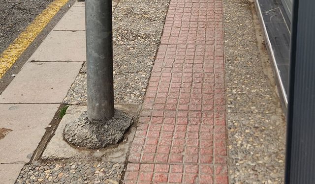 Kaldırımın ortasındaki direkler engelli vatandaşlara engel!