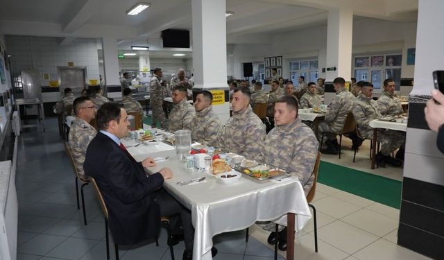 Mehmetçiklerle aynı sofrada Ramazan coşkusu