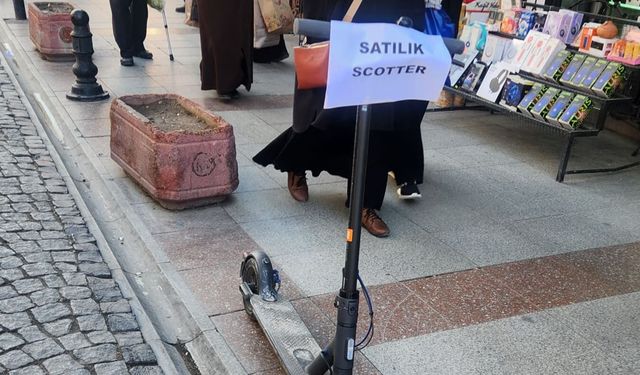 Eskişehir’de yol ortasında satılık scooter tepkilere yol açtı!