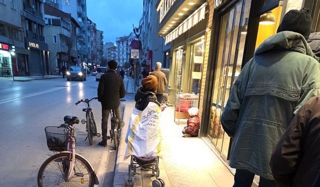 Eskişehir’de pide kuyruğu bekleyen vatandaşlar zor anlar yaşadı