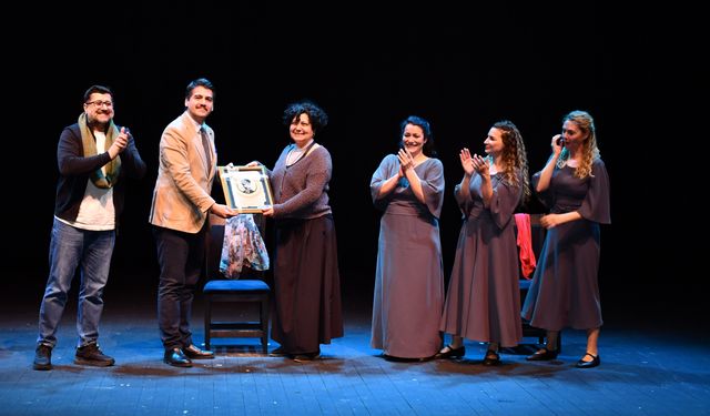 Eskişehir Şehir Tiyatroları Balıkesir’de ayakta alkışlandı