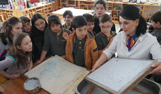 Atık kağıtlar öğrencilerle yeniden hayat buldu