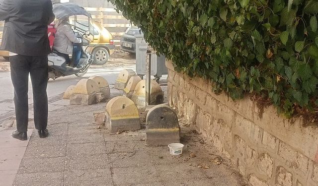 Eskişehir’de beton dubalar kaldırımı işgal ediyor