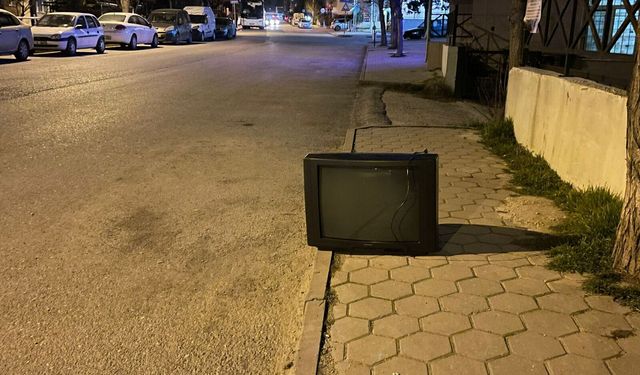 Eskişehir'de sokak ortasına bırakılan eşya şaşırttı!