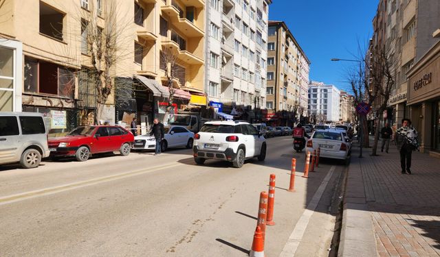 Eskişehir'de sağlı sollu parklar trafiği kilitliyor