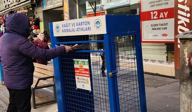 Eskişehir'de kağıt ve karton atıkları için geri dönüşüm kutuları