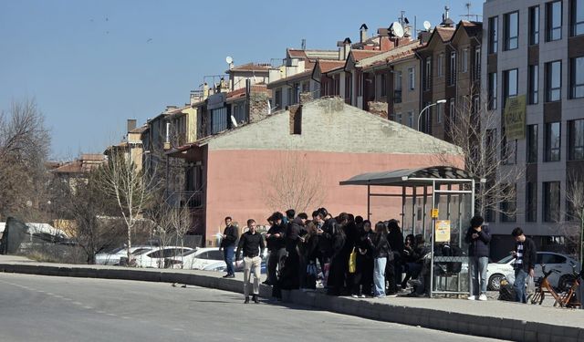 Anadolu Üniversitesi'ndeki durakta yoğunluk dikkat çekti!