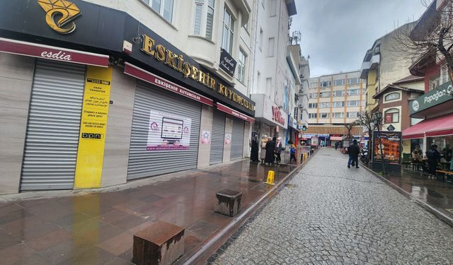 Eskişehir'de bayram sessizliği, kepenkler kapalı!