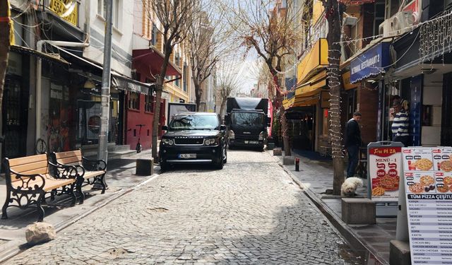 Eskişehir'deki park edilen araçlar trafiği aksatıyor
