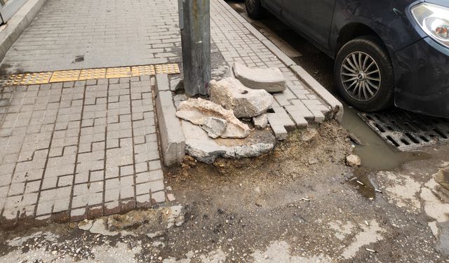 Eskişehir'de kırılan kaldırım taşları onarılmayı bekliyor