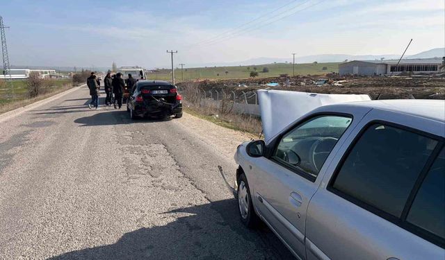 Yoldaki kalas parçası kazaya davetiye çıkardı!