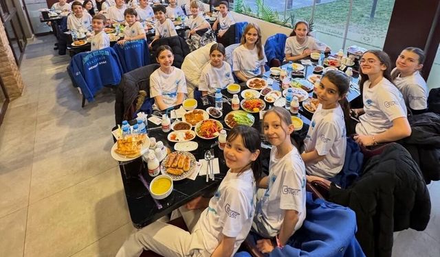 Yüzücüler oruçlarını birlikte açtı