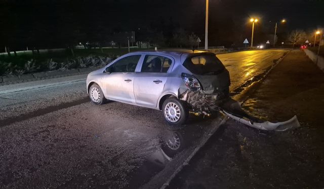 Eskişehir’de yağış kazayı getirdi: Otomobil duvara çarptı