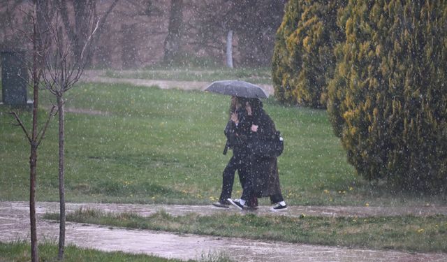 Eskişehir'i sağanak vurdu: Öğrenciler nereye kaçacağını şaşırdı!