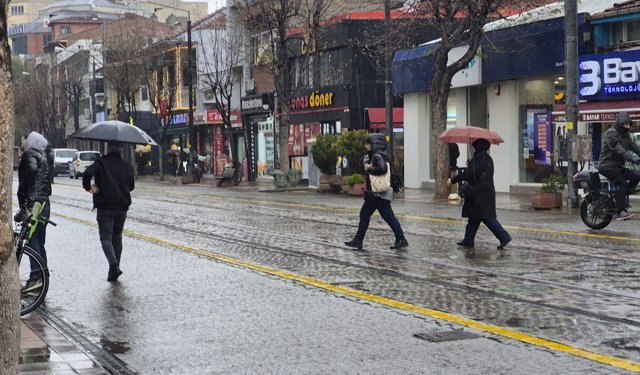 Eskişehir sağanak altında: Cadde ve sokaklar boş kaldı!