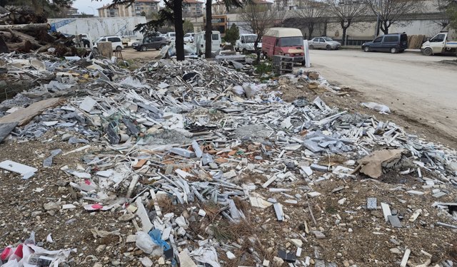Eskişehir'in o bölgesindeki yol kenarı atık alanına döndü!