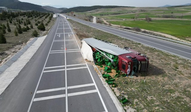 Afyon'da tır kazası: Tonlarca patates yola saçıldı