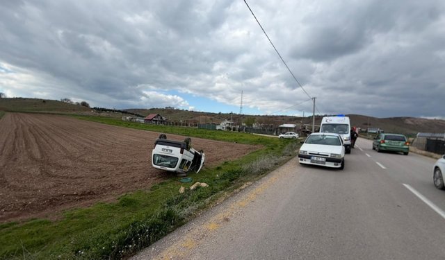 Eskişehir'de takla atan araç tarlaya uçtu!