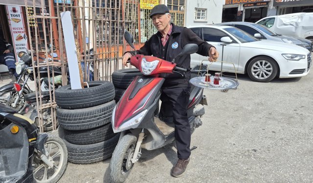 Eskişehir'de 44 yıldır baba mesleği yapıyor, çayları böyle dağıtıyor!