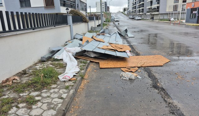 Eskişehir'de fırtına çatıyı uçurdu!