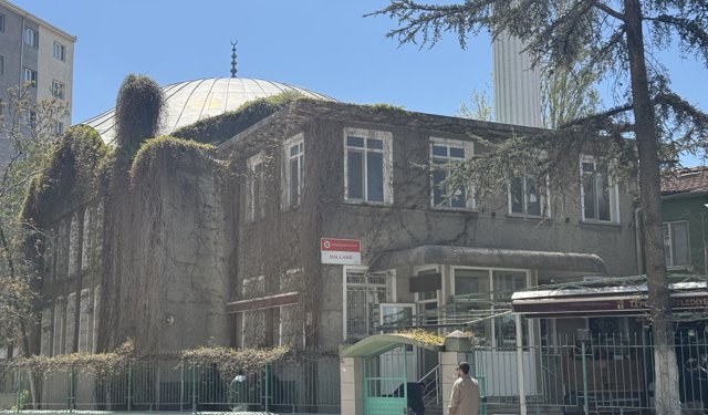 Eskişehir’in “Sarmaşık Camii”si baharla birlikte yeniden canlandı!