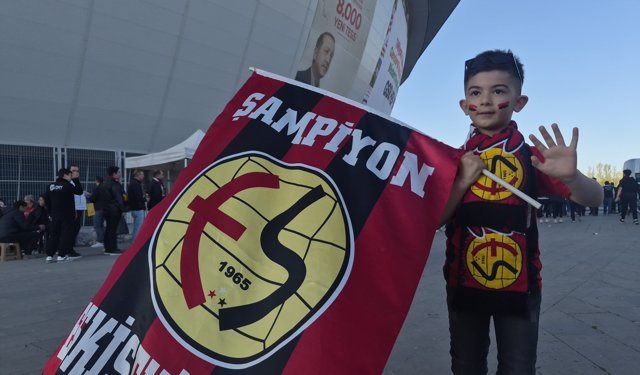 Eskişehirspor’un minik kahramanı tribünlerde!