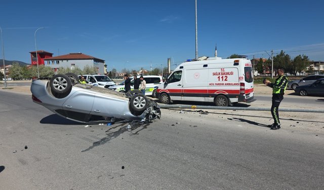 Kütahya'da sürücünün kontrolünü kaybettiği araç ters döndü!