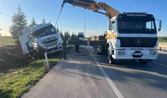 Afyon'da ev eşyası yüklü tır şarampole devrildi