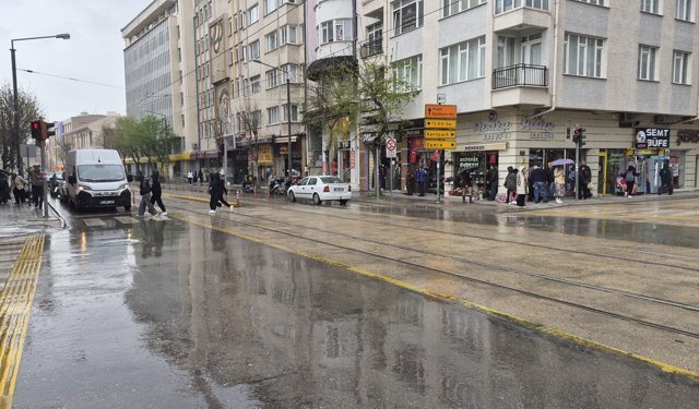 Meteoroloji uyarmıştı, yağmurda kaçacak yer aradılar!