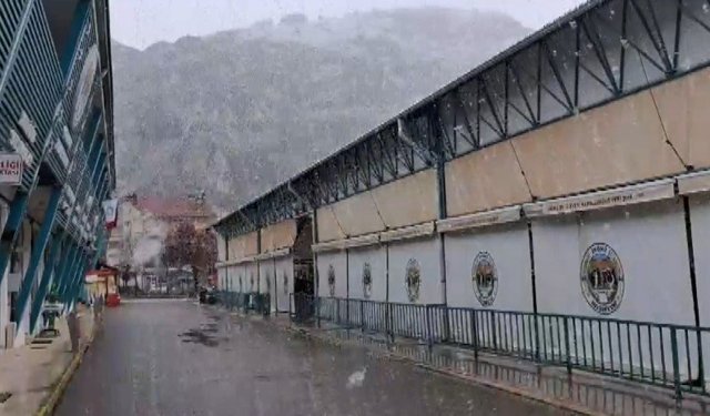 Nisan ayında lapa lapa kar yağdı!