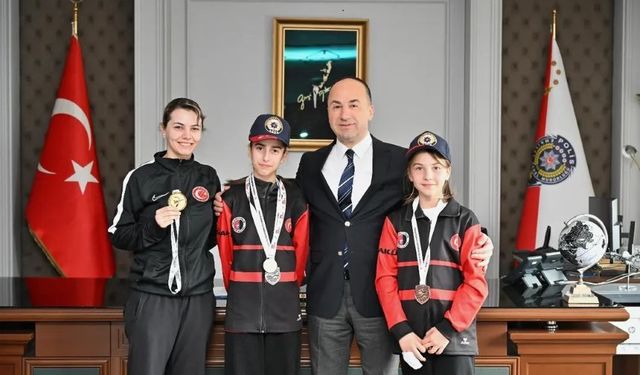 Başarılı taekwondocuları ağırladı