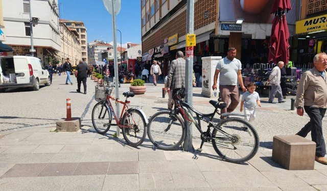 Eskişehir’de kaldırımlarda bisiklet karmaşası