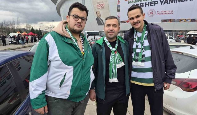 Bursaspor taraftarı Eskişehirspor’u tribünde yalnız bırakmadı